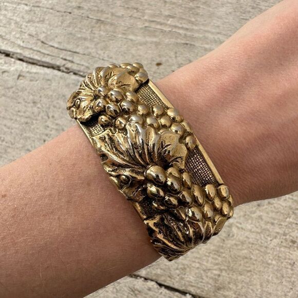 Vintage Art Nouveaux Repousse Grape Vine Relief Bracelet - Picture 1 of 7